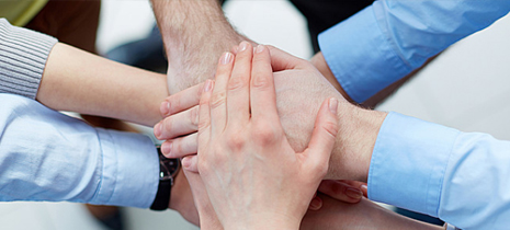 平等相待、坦诚沟通，团结进取、知行合一